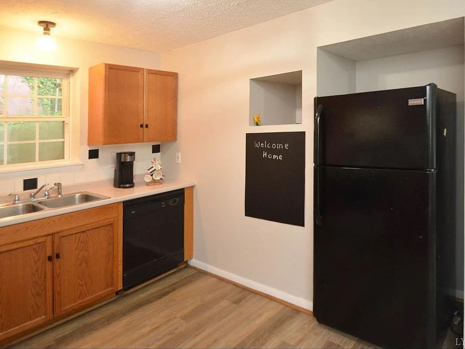 Kitchen - 4204 Tremont St