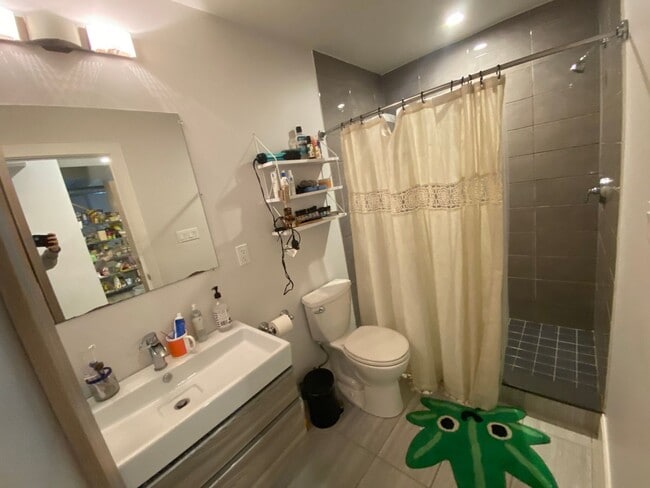 Building Photo - Spacious 3 Bed / 2 Bath | In-Unit Laundry | Fort Hill | 9/1