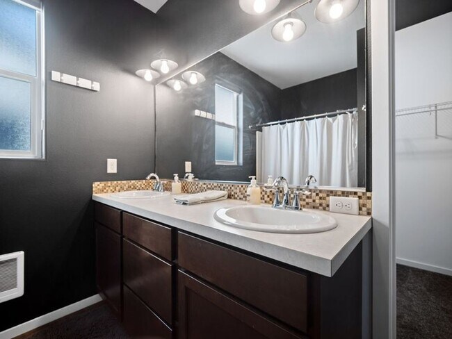 Building Photo - Desirable Kendall Yards Townhouse – Modern...