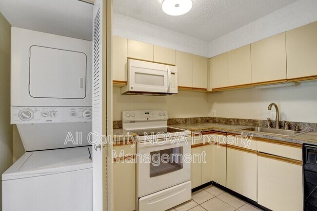 Building Photo - 3800 Powell Ln