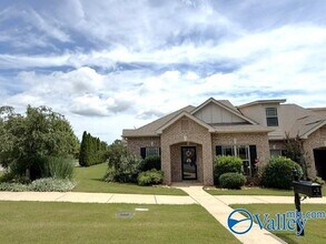 Building Photo - 20 SW Cypress Gdn Ave