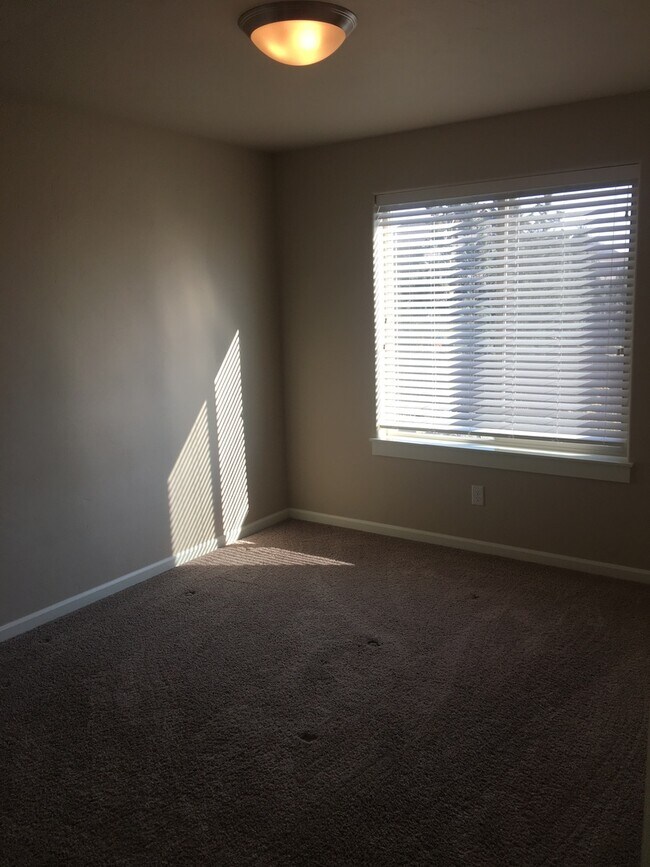 Building Photo - Modern and Spacious Townhome, NE Bend