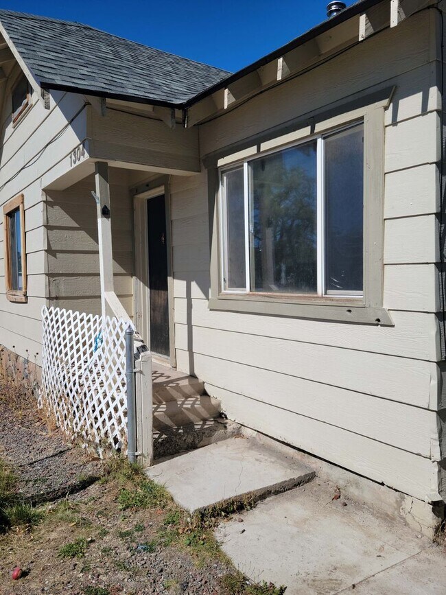 Building Photo - 3 bedroom, 1 bath in town