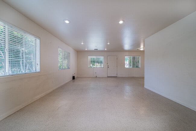 Building Photo - 730 Pine Ave