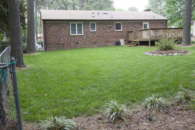 Spacious fenced in back yard - 4800 Wilconna Road