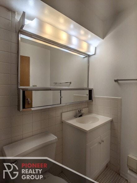 Building Photo - 665 W Wrightwood Ave