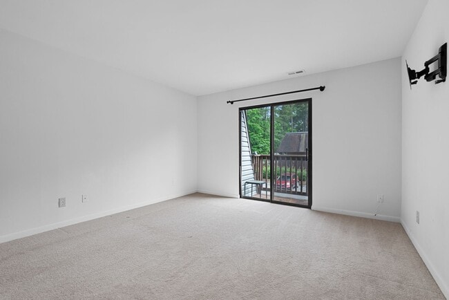 Building Photo - Condo in Chapel Hill - short term option!