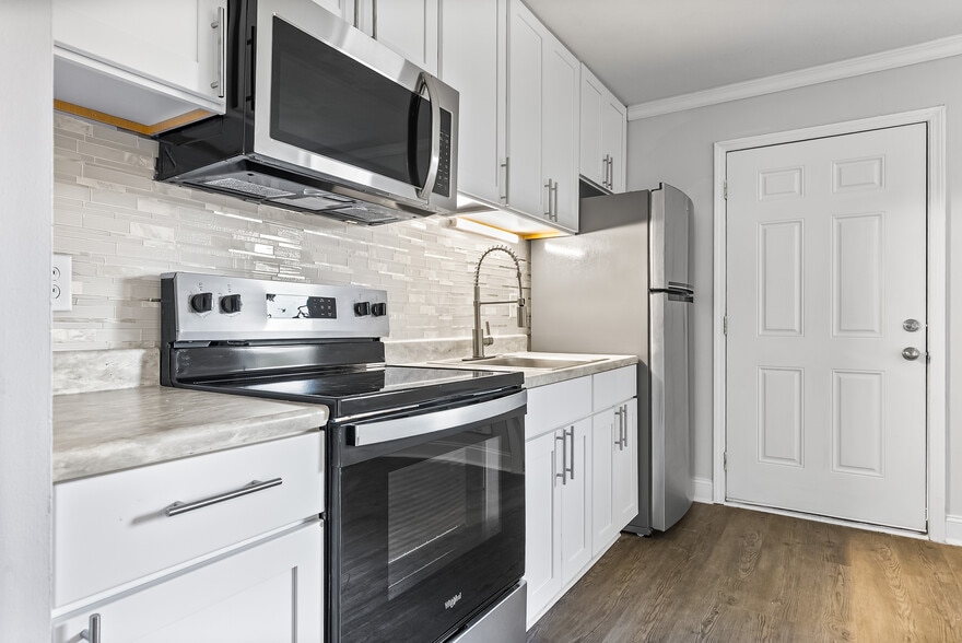 Primary Photo - Edgewater Apartments