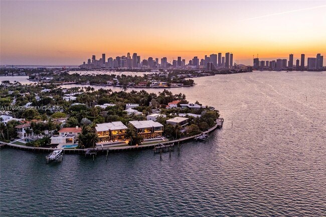 Building Photo - 825 E Dilido Dr