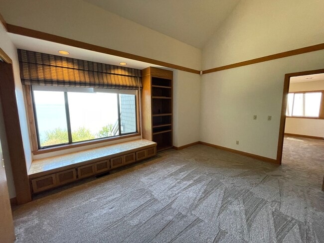 Building Photo - Lovely, Spacious Home with Stunning view o...