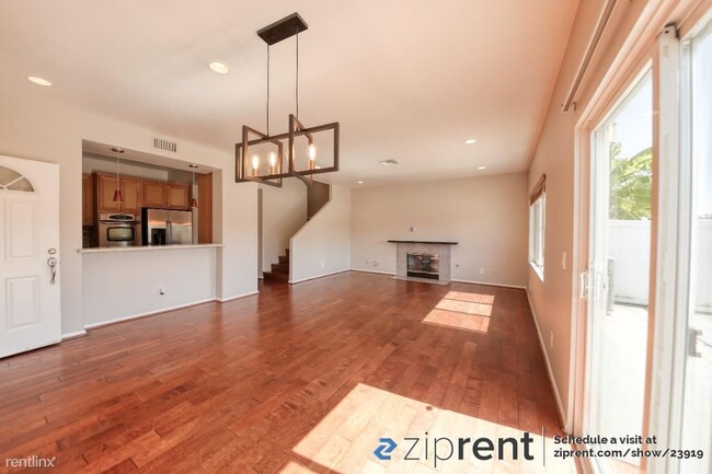 Building Photo - 4 br, 2.5 bath Condo - 20300 Vanowen Stree...