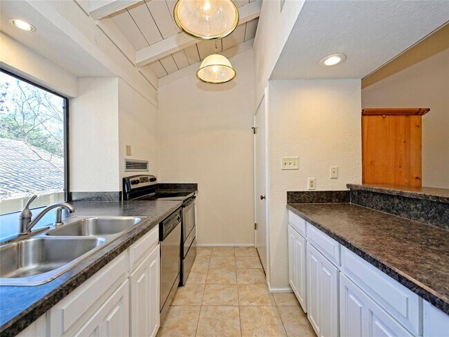Building Photo - 519 Rock Bluff Dr