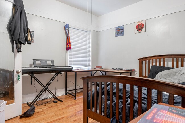 Building Photo - 2227 W Leland Ave