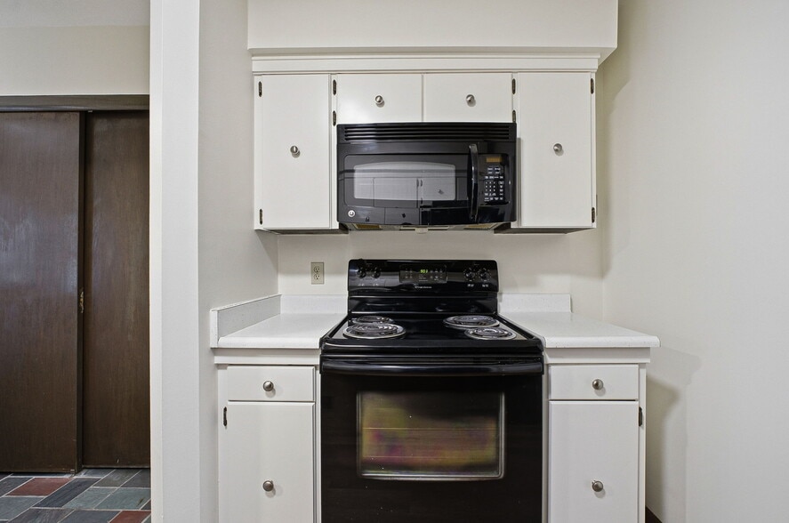 Building Photo - 4554 Sandringham Dr