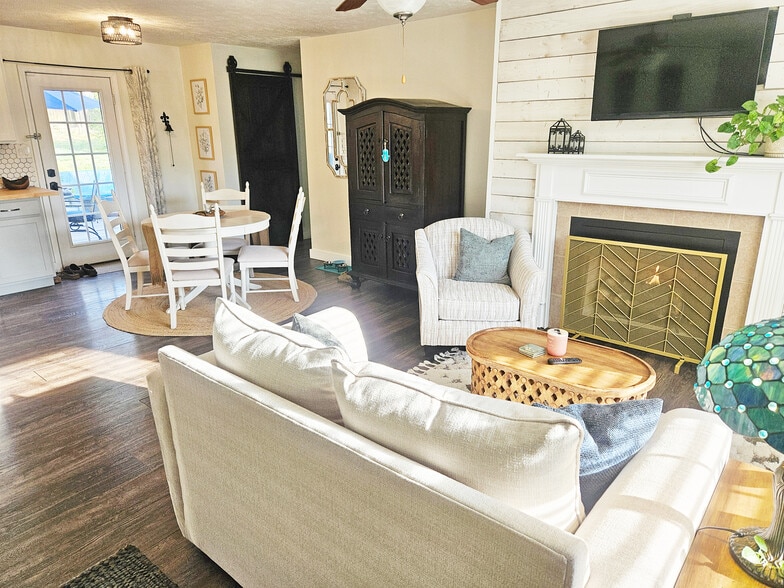 Building Photo - 1585 Cedar Springs Cir