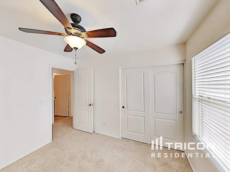 Building Photo - 1275 E Shari St