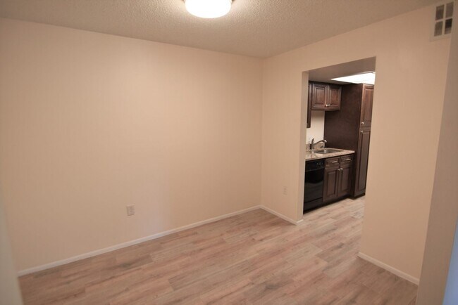 Building Photo - SANFORD: 2nd Floor Condo Sandlewood Villas