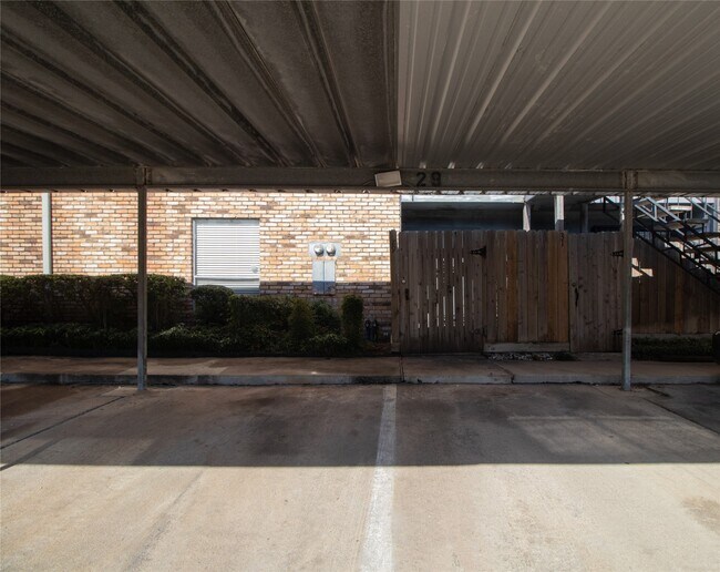 Building Photo - 6202 Skyline Dr