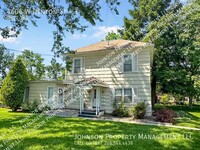 Building Photo - Charming Boise Historic Apartments with sh...