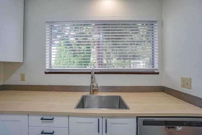Building Photo - THREE BEDROOM TOWN HOME WITH GARAGE IN HAZEL DELL