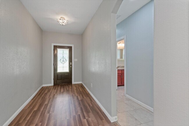 Building Photo - 1253 E Jessamine St