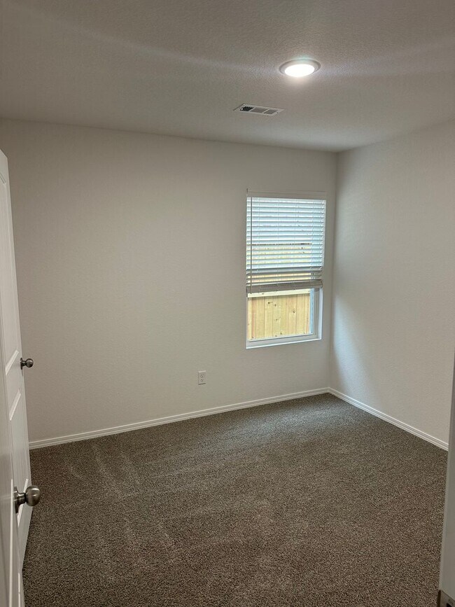 Building Photo - Available May 22nd! — Charming 3-Bedroom Home in White Oak Crossing | Cozy Living You’ll Love
