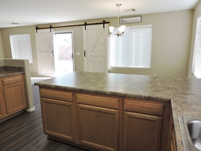 Building Photo - 4 BEDROOM 2 1/2 BATHROOM WITH OFFICE AND LOFT