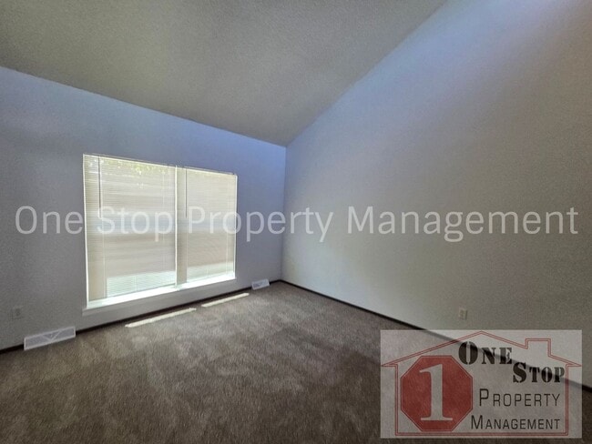 Building Photo - Welcome Home to this Adorable 2 Bed 1.5 Bath Duplex in Independence!!