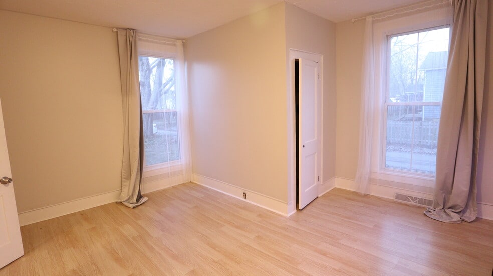 Master bedroom - 355 S Rocky River Dr