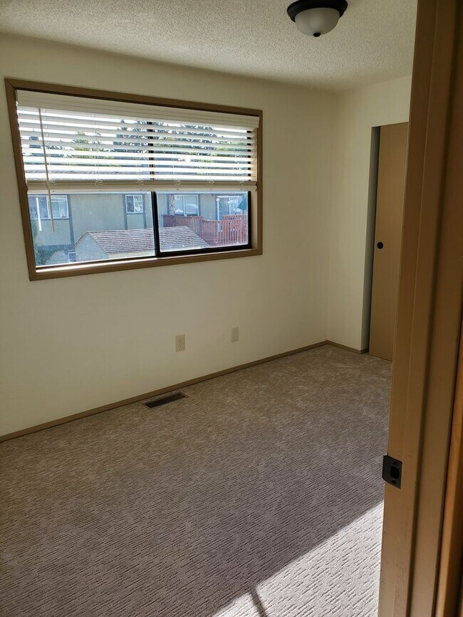 Building Photo - Beautiful 2 Bed 1.5 Bath 2 Story Duplex in...
