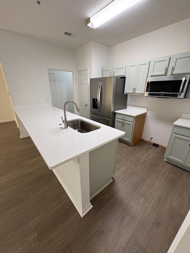 Building Photo - 1014 Airport Rd