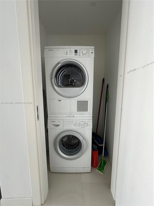 Building Photo - 200 Biscayne Blvd Way