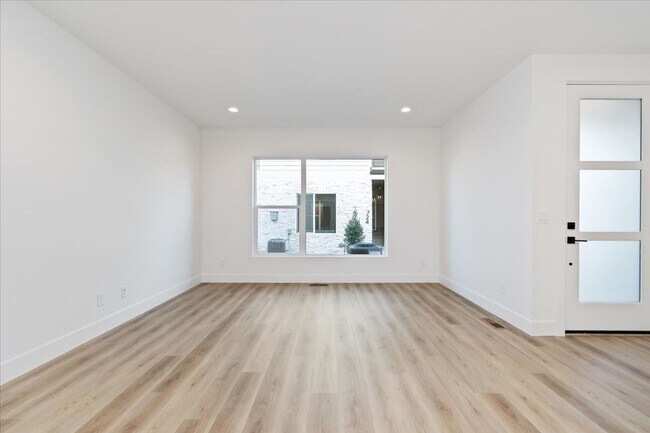 Building Photo - Brand New 3 Bed 2.5 Bath Townhouse With Many Amenities