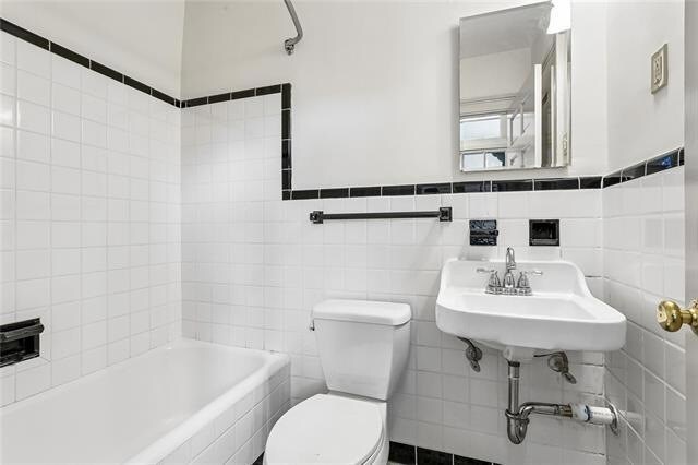 Building Photo - 629 Royal St