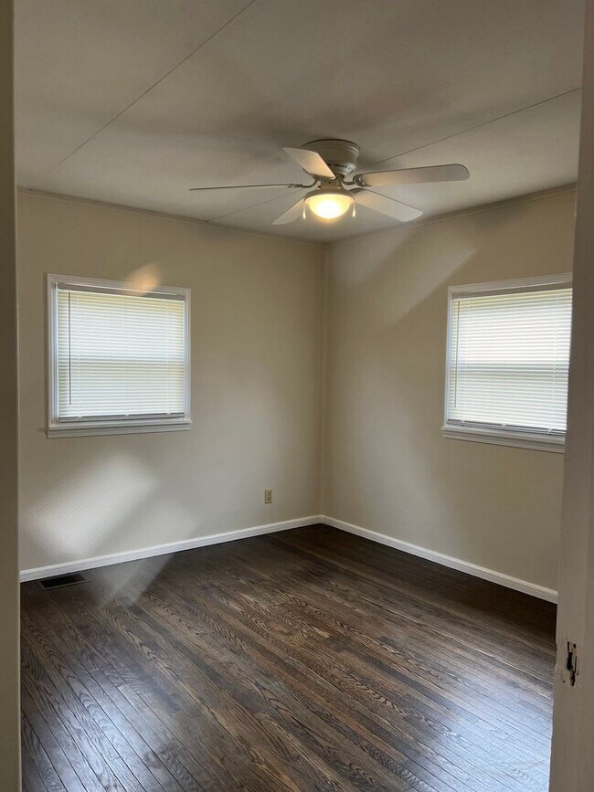 Building Photo - 1431 Lincoln Dr