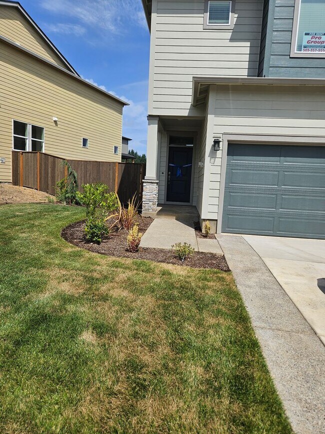 Building Photo - Brand New 3 bdrm 2 1/2 bath townhouse