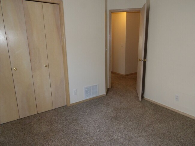 Building Photo - Home in CDA Place!