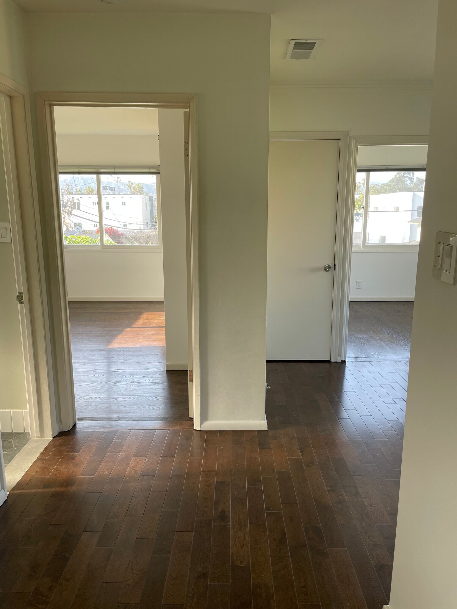 Two bedrooms with view of the Hollywood sign - 609 N Mariposa Ave