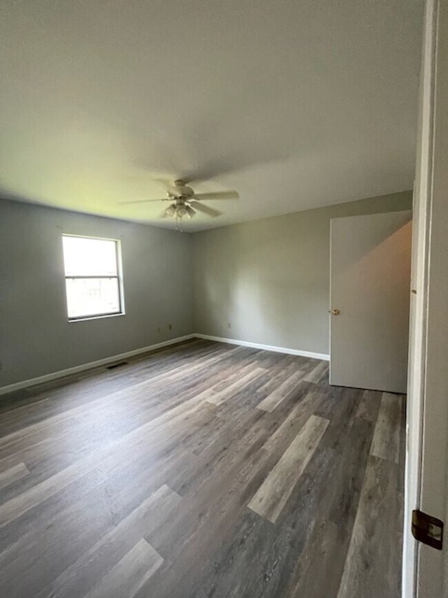 Building Photo - Alcoa City Schools  2 bedroom 2 bath call ...