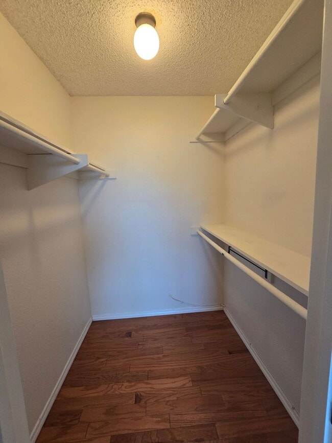 Building Photo - Spacious 2BD/2.5BA Town Home near Universi...