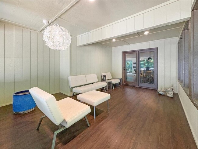 Building Photo - 13900 Hill Ridge Dr