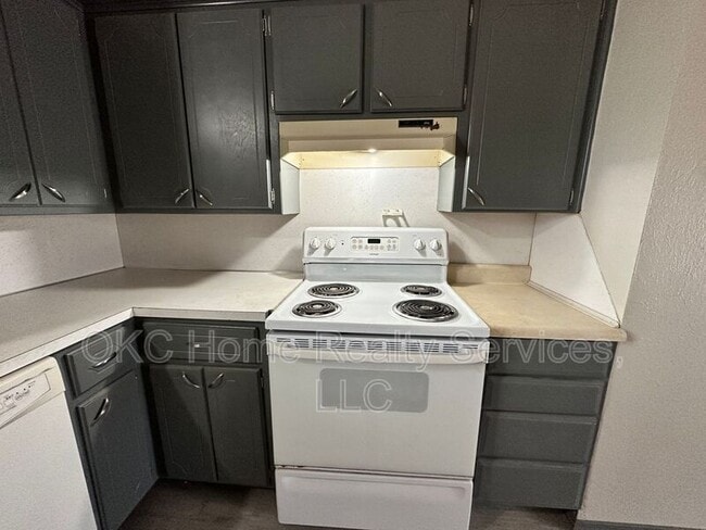 Building Photo - 1706 Surrey Pl