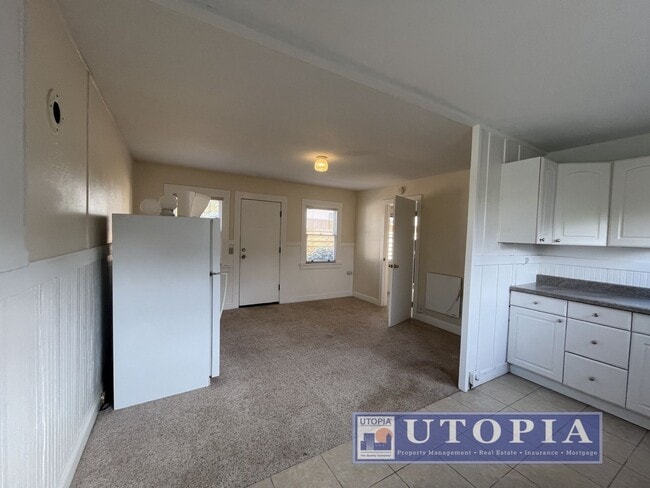 Building Photo - 204 Hollister Ave