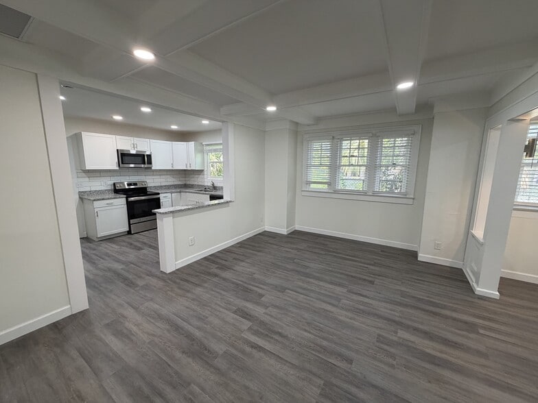 Building Photo - 2 Bed/1.5 Bath