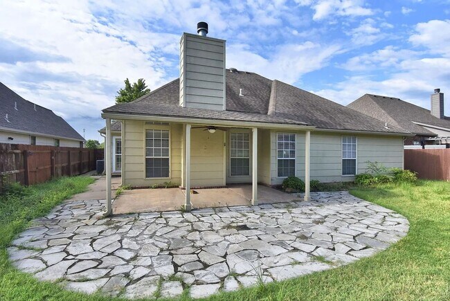 Building Photo - Beautiful 4 Bed 2.5 Bath Property in South...
