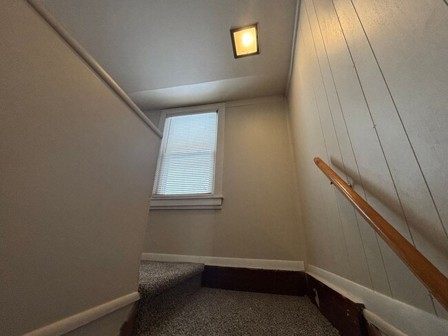 Building Photo - 3 Bedroom 1.5 Bath House - Parking/Laundry Hook-Ups!