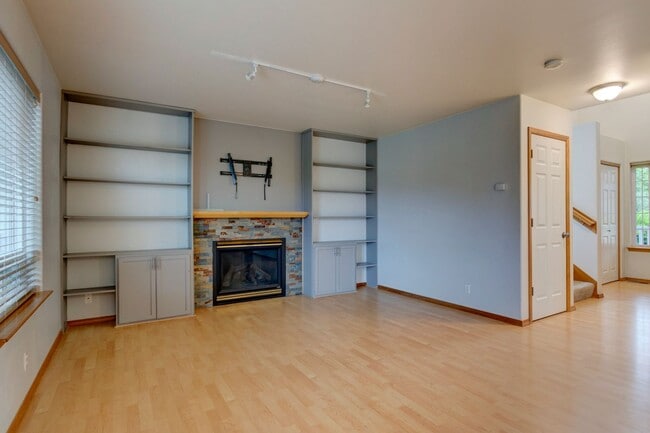 Building Photo - Stunning 4 Bedroom, 2.5 Bathroom Home With...