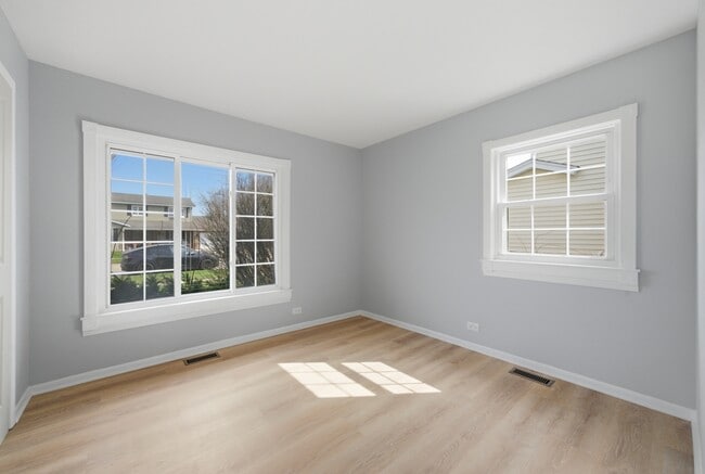 Building Photo - 593 Bristol Ln