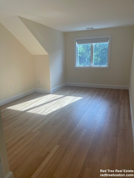 Building Photo - 901 W Roxbury Pky