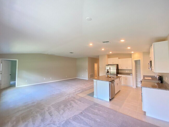 Building Photo - SW location 4/2/2 **WON'T LAST**